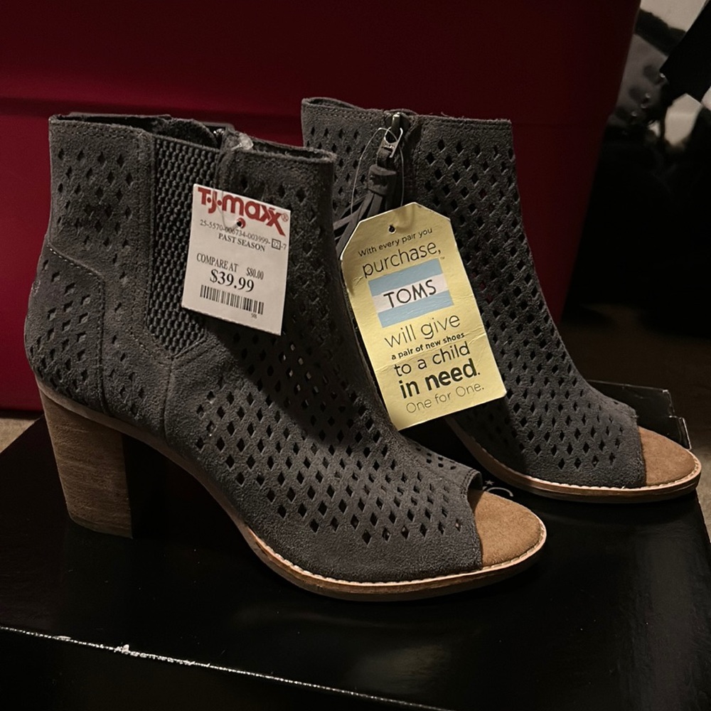 Toms size 7 NWT